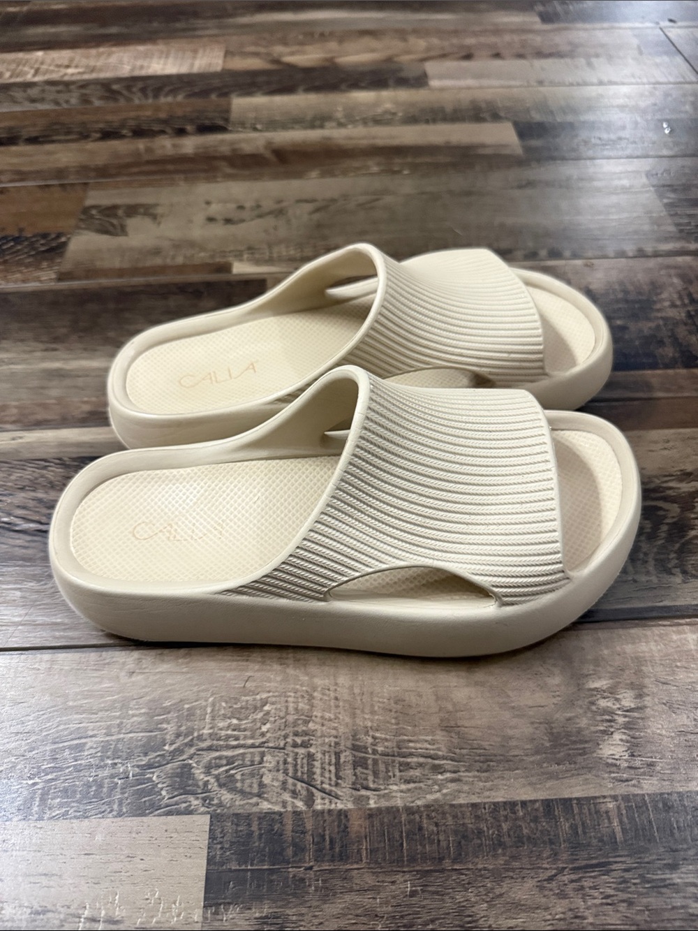 CALIA by Carrie Underwood Cream Ribbed Slide Platform Sandals